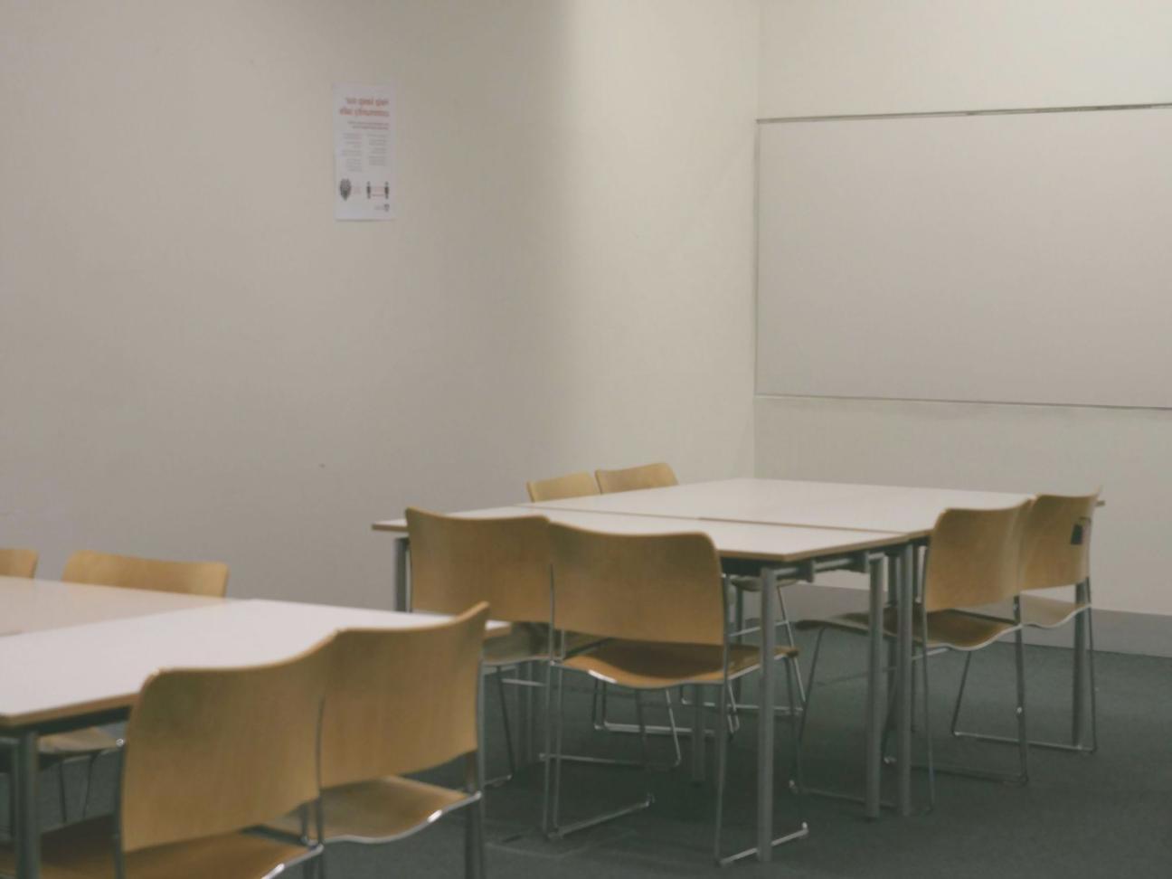 Finanzplanung am Arbeitsplatz mit Dokumenten und Taschenrechner
