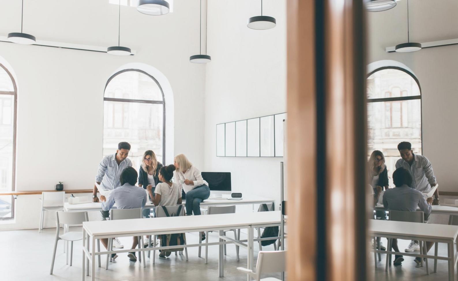 Team bei der Analyse langfristiger Finanztrends